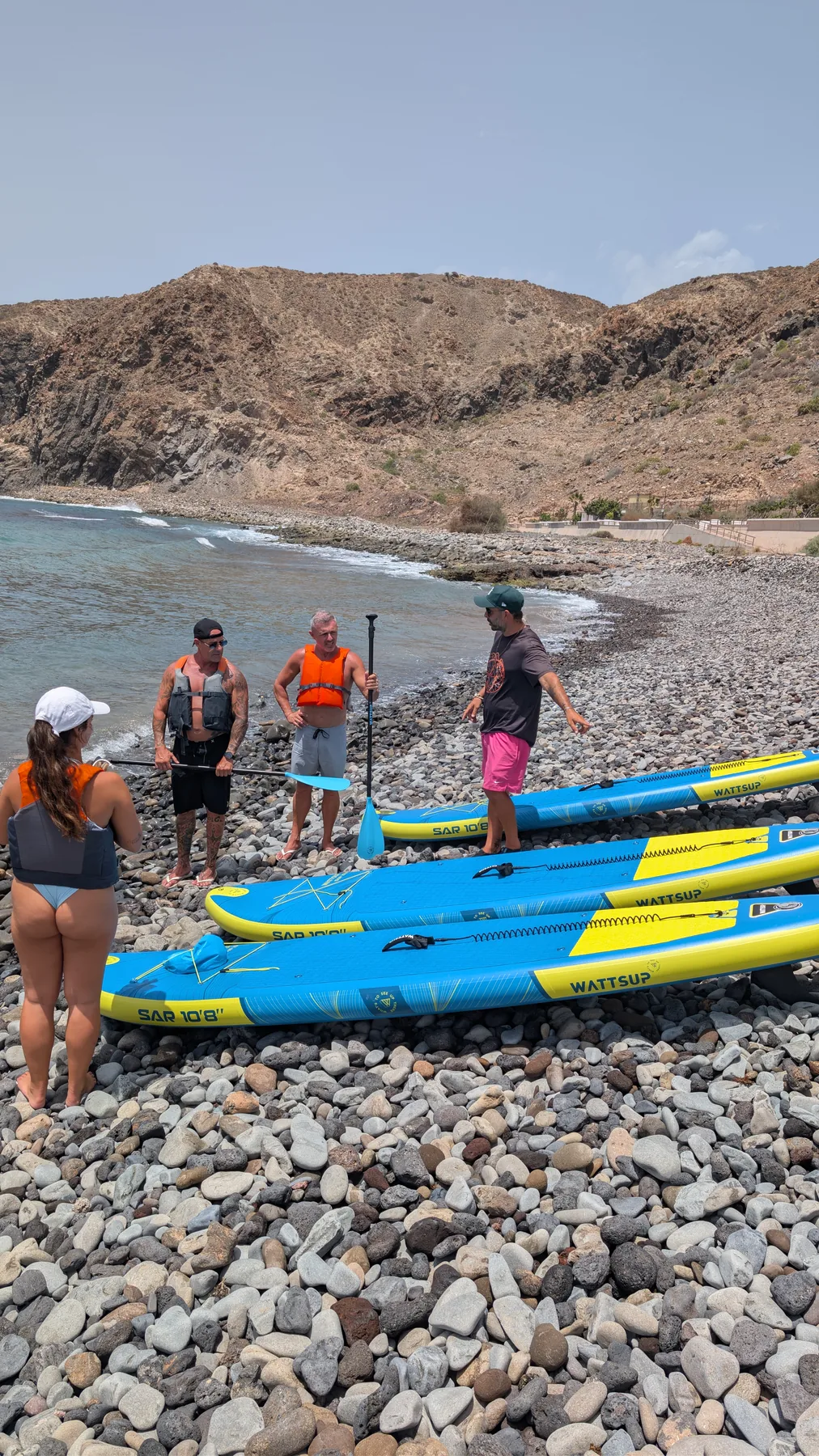 Preparación de tablas de paddle surf en la playa