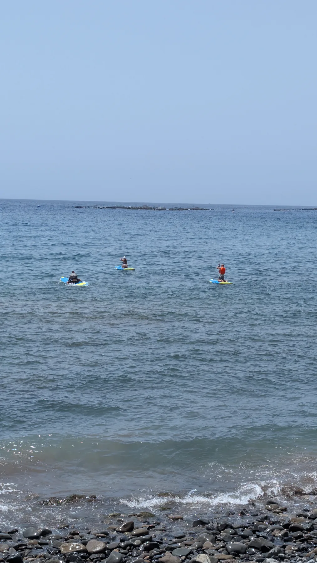 Grupo remando en el océano