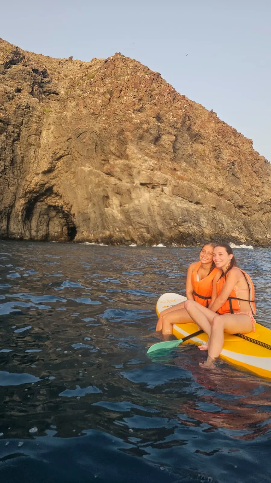 Amigas durante una excursión de paddle surf en Tenerife Sur