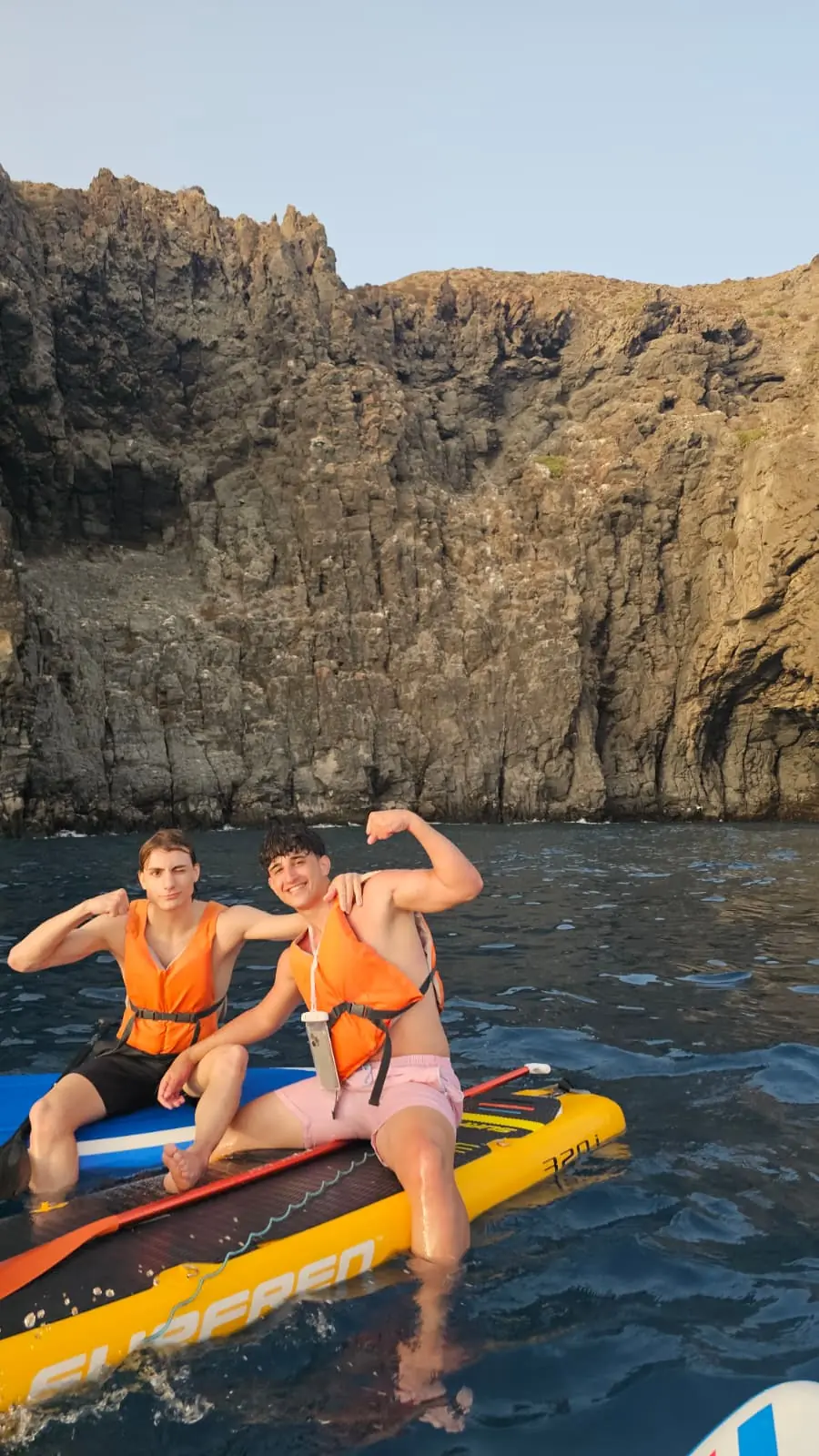 Amigos descansando sobre tablas de paddle surf